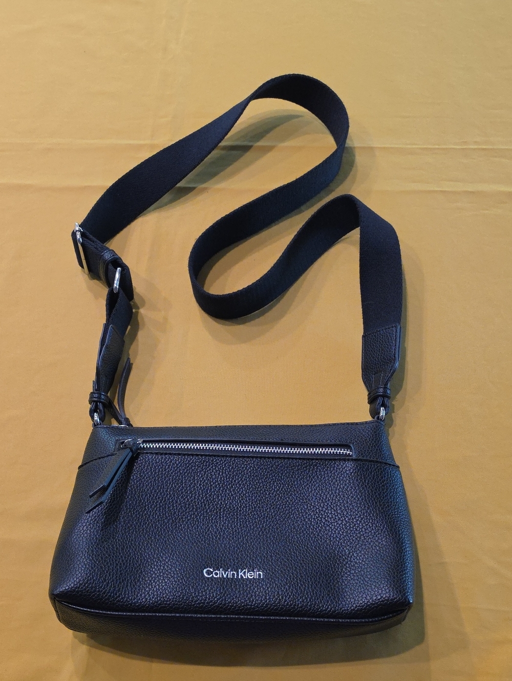 ✨ LIKE NEW Calvin Klein Black Pebble Crossbody Bag ✨
